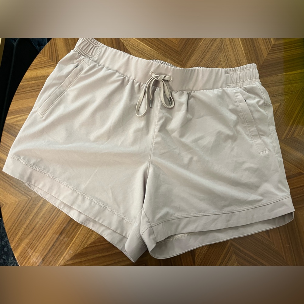 Calia by Carrie Underwood Size Large Journey Athletic Shorts, 5” Inseam.